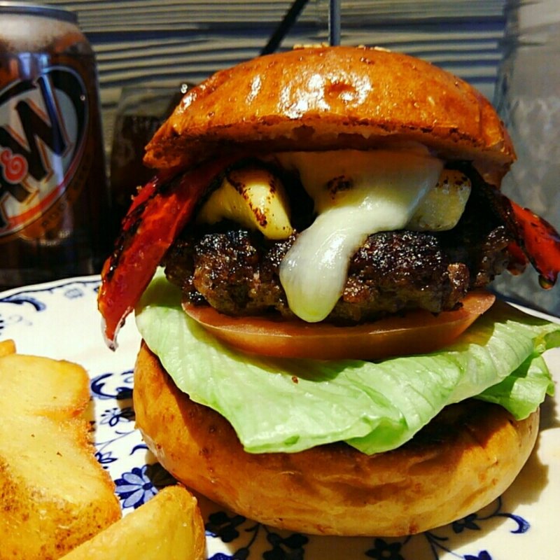 スイートペッパーとオイル漬けカマンベールバーガーモッツァレラソースがけ(だるま珈琲)