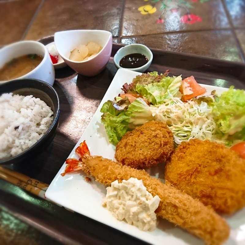 エビフライと和牛コロッケ(LAULEA AINA アロハ亭)