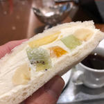 フルーツサンドウィッチ(カフェ＆バー　ウミノ )