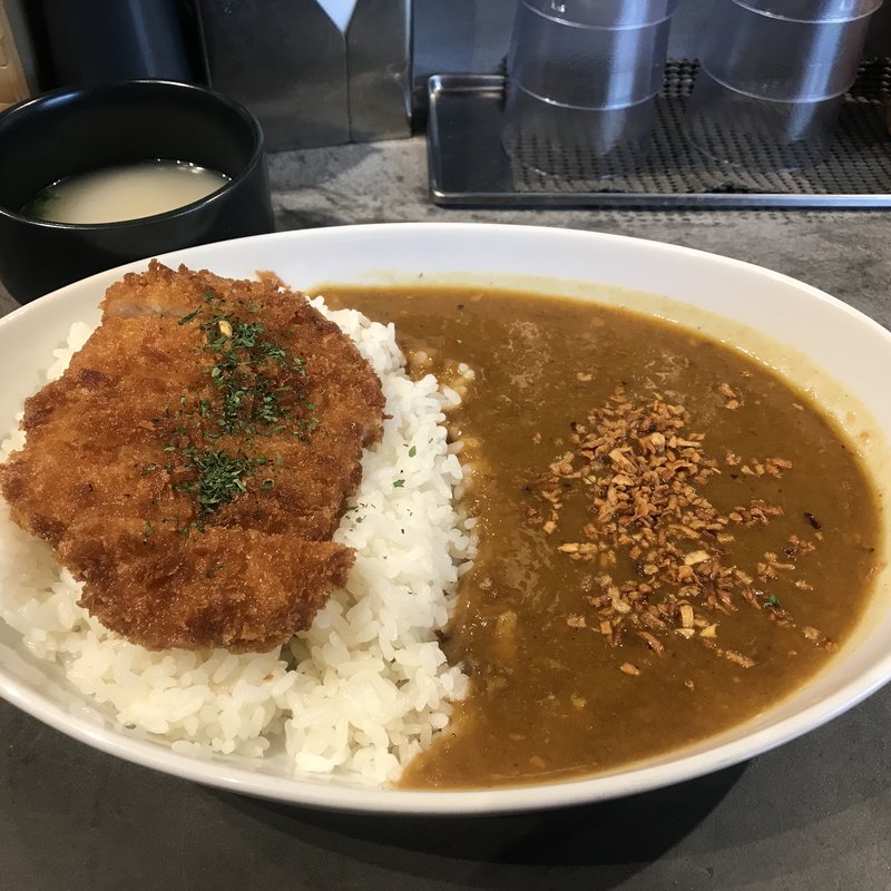 牛スジ出汁煮込み名物カツカレー(エビスカレーワークス)