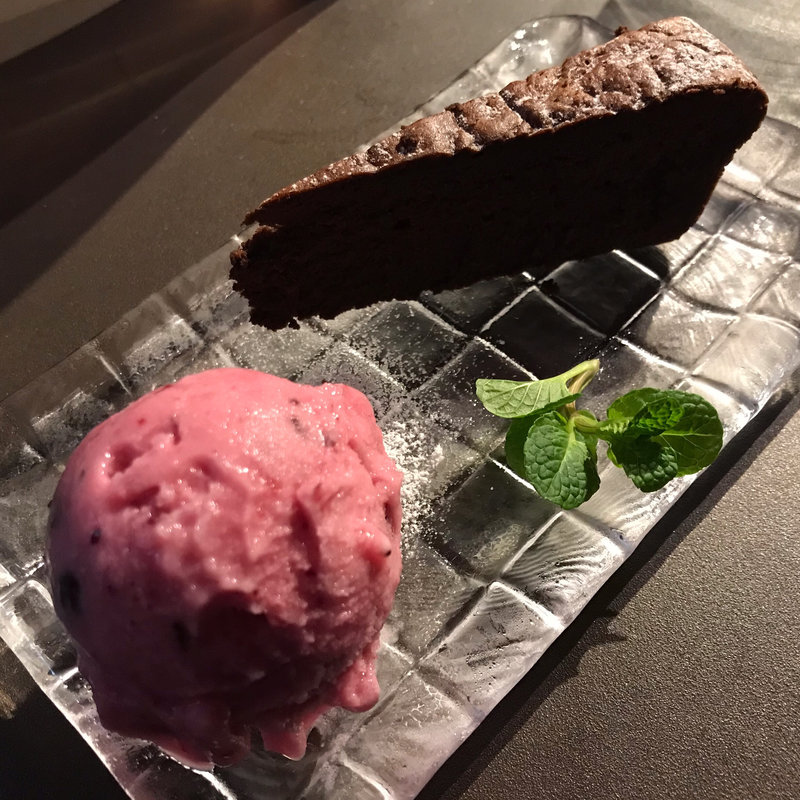 ガトーショコラ ベリーのソルベット添え(肉バル デル・ソーレ 道頓堀店)
