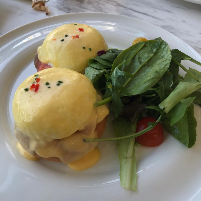 サーモンエッグベネディクト(Sarabeth’s, City walk, Dubai)
