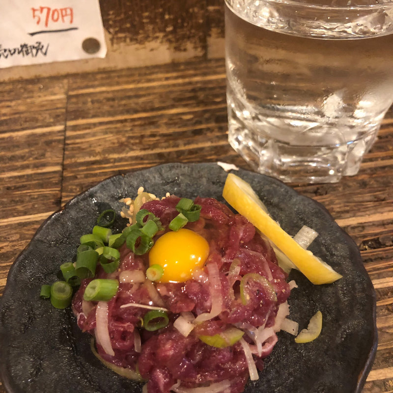  塩桜ユッケ(もつしげ 野毛小路 )