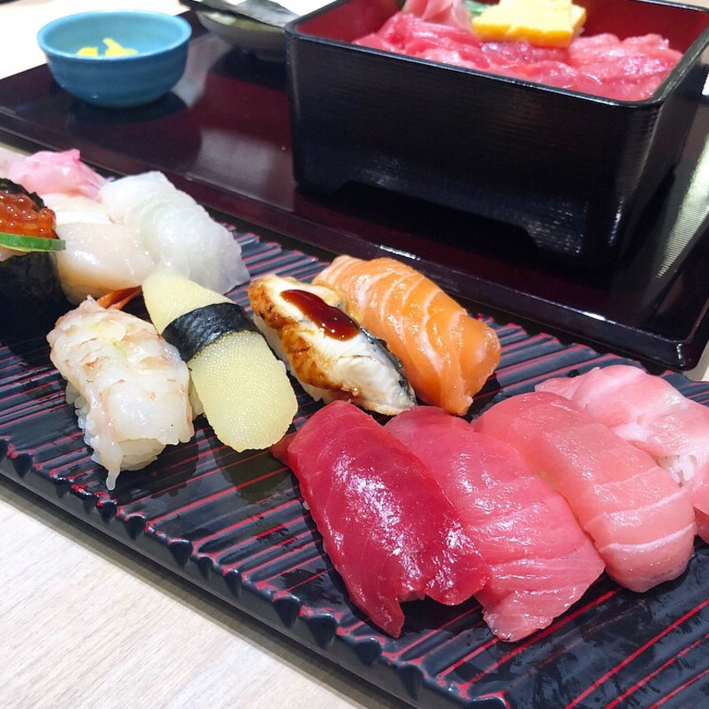 豊魚にぎり寿司盛り合わせ(魚と海鮮鮨酒場 街のみなと)