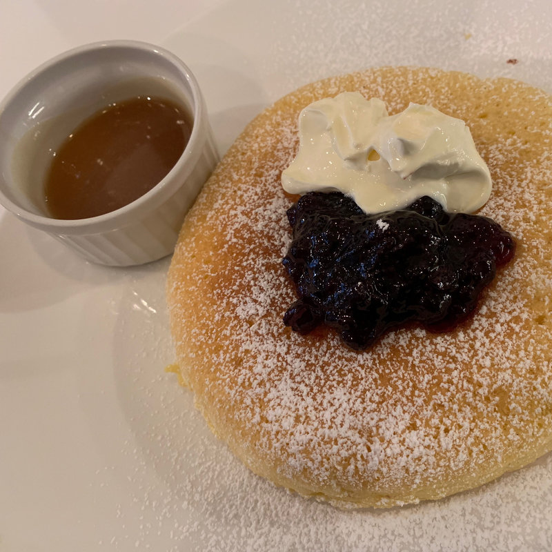 SOUR CREAM & BLACK CARANT PAN CAKE (松之助 京都本店 （MATSUNOSUKE Cafe & Pantryマツノスケ）)