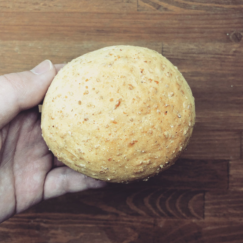 全粒粉とライ麦の丸パン(キャスロン 紫山店 （caslon）)