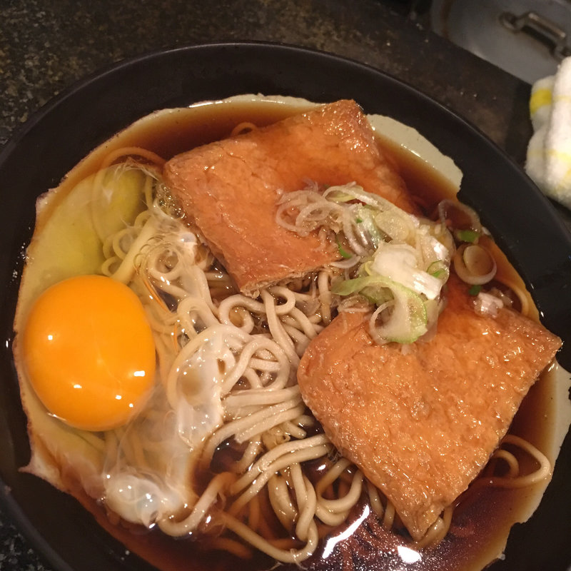 きつねそば、生卵(まるちょう )