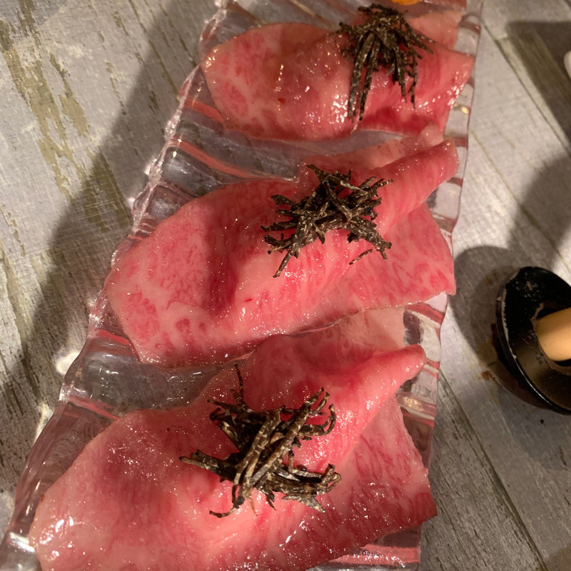 サーロインの炙り握りトリュフ添え(うしごろバンビーナ 渋谷店)