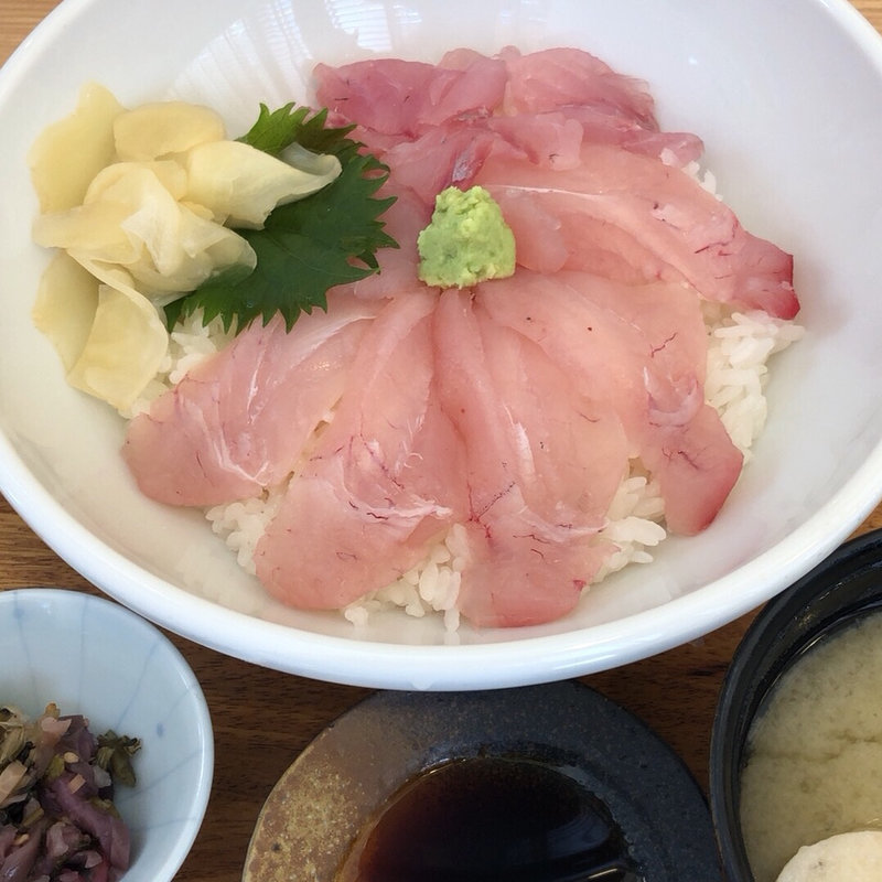 ビンチョウマグロとクロムツ丼(ビストロカフェ ももてなし家)