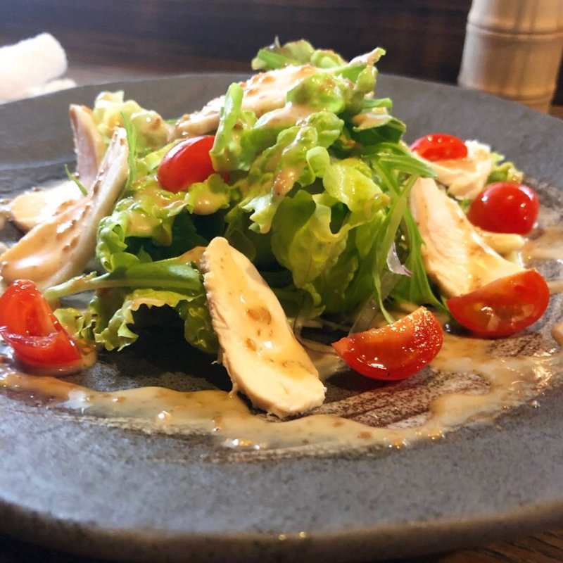 蒸し鶏とレタスで胡麻ドレサラダ(炭火やきとり 恒 )
