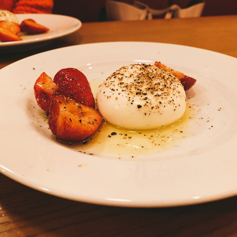 ブッラータと苺(ル・キャバレ)