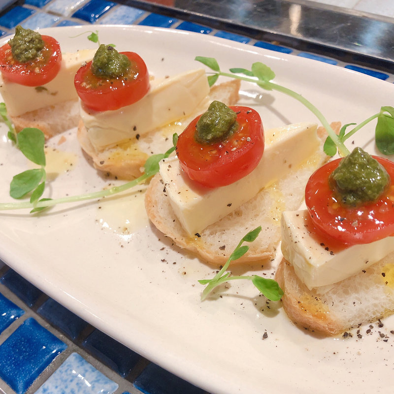 トマトとチーズのカプレーゼ バジルソース(とびきりステーキ EVANS PLAZA)