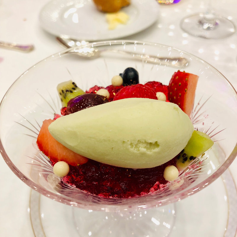 タイベリーのクリームにチェリーのコンポートとピスタチオアイスクリームを添えて(帝国ホテル 東京)