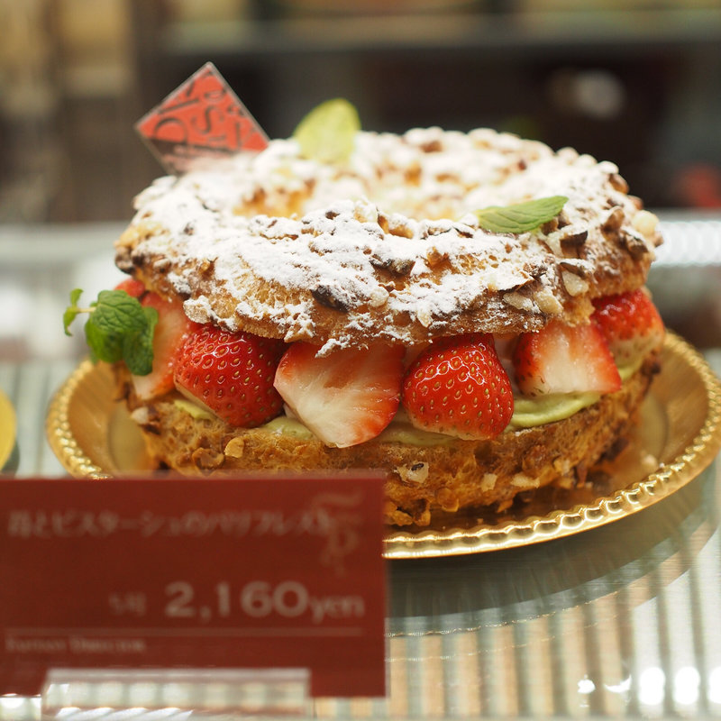 苺とピスターシュのパリブレスト(パティシエ エス コヤマ)