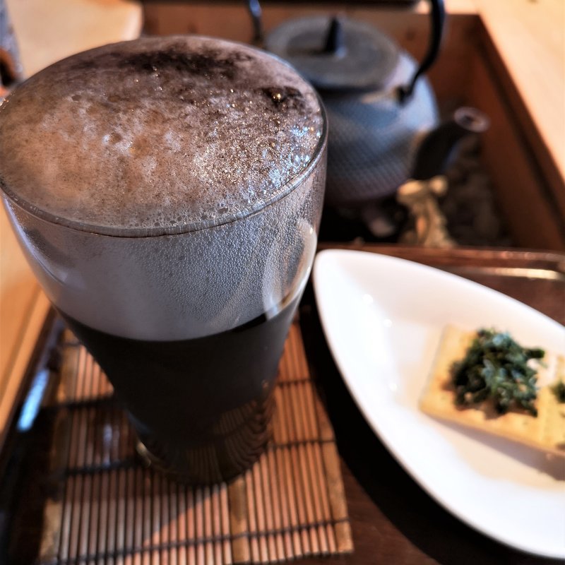 ほうじ茶ビール　茶葉のおつまみ付き(赤門茶屋 （宇治）)