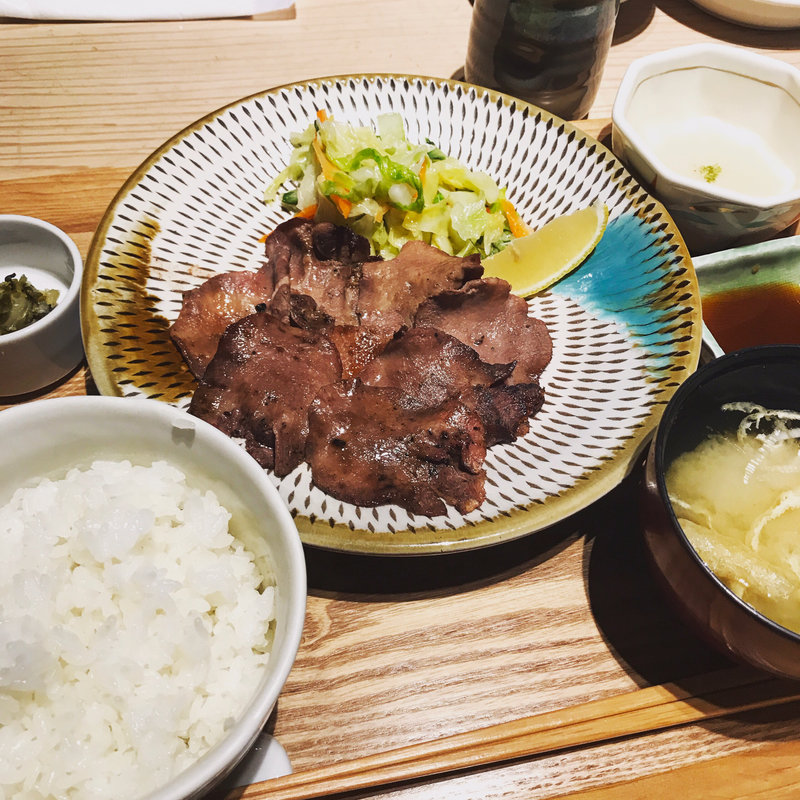 牛たんの炭火焼きとろろ定食(北千住うまや)