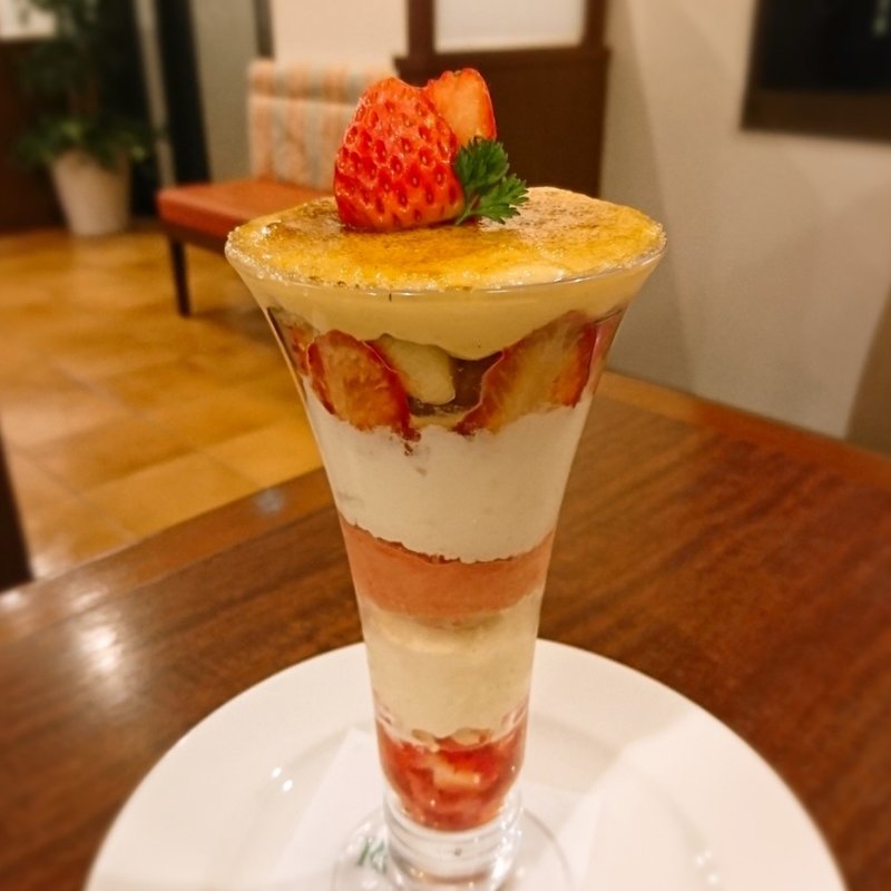 苺のブリュレパフェ(ロイヤルホスト泉佐野店)