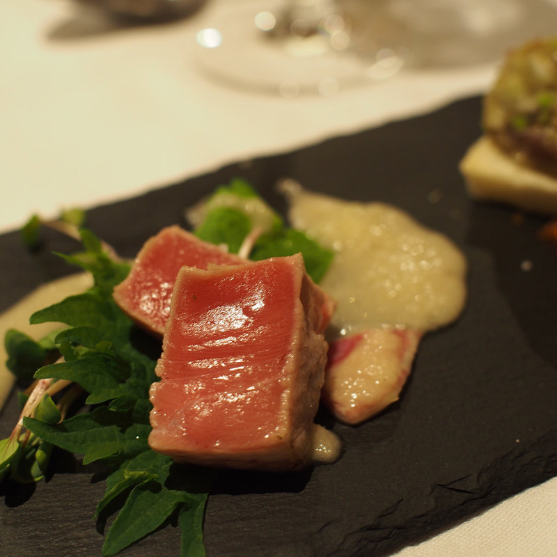 本鮪の炙りカルパッチョ 玉ねぎのソース(お年玉コース、前菜)(北新地 伊庵)
