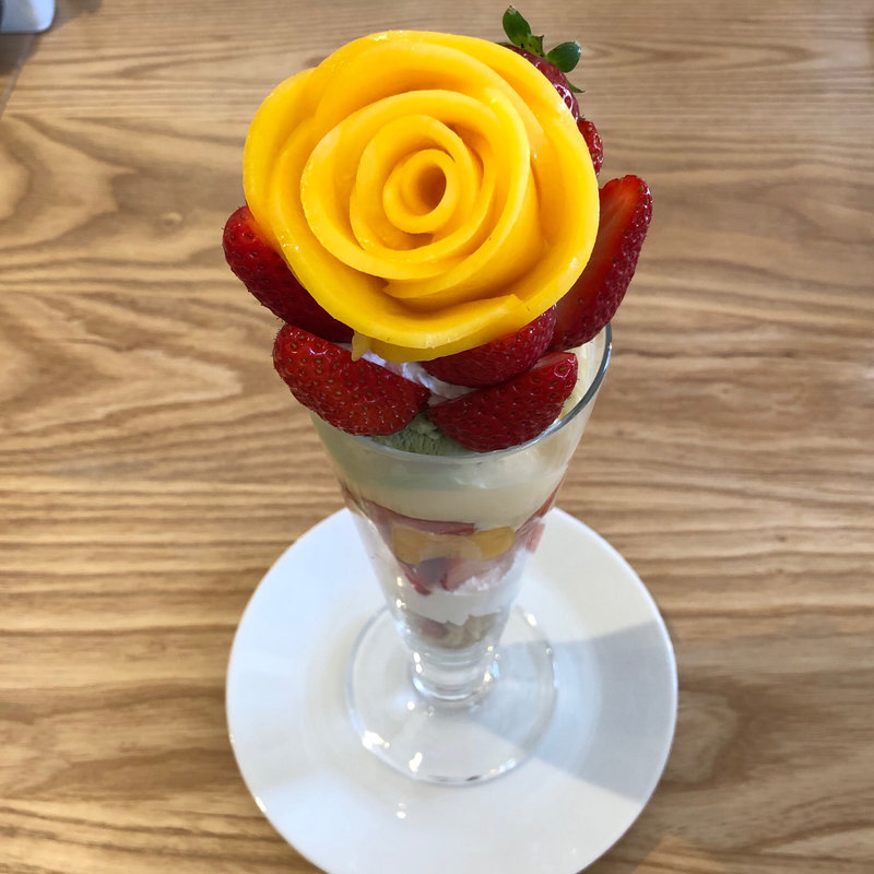 いちごとマンゴーのパフェ(Rosier （ロジエ）)
