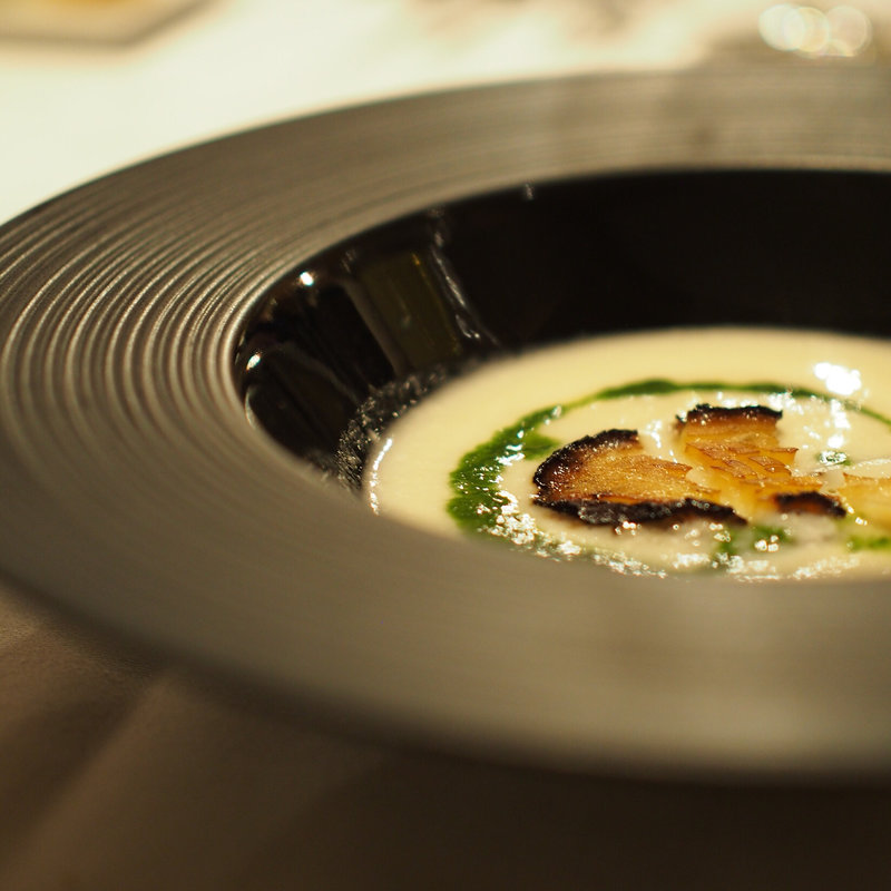 大根のポタージュ 鮑のソテー添え 春菊のピューレと共に(お年玉コース、スープ)(北新地 伊庵)