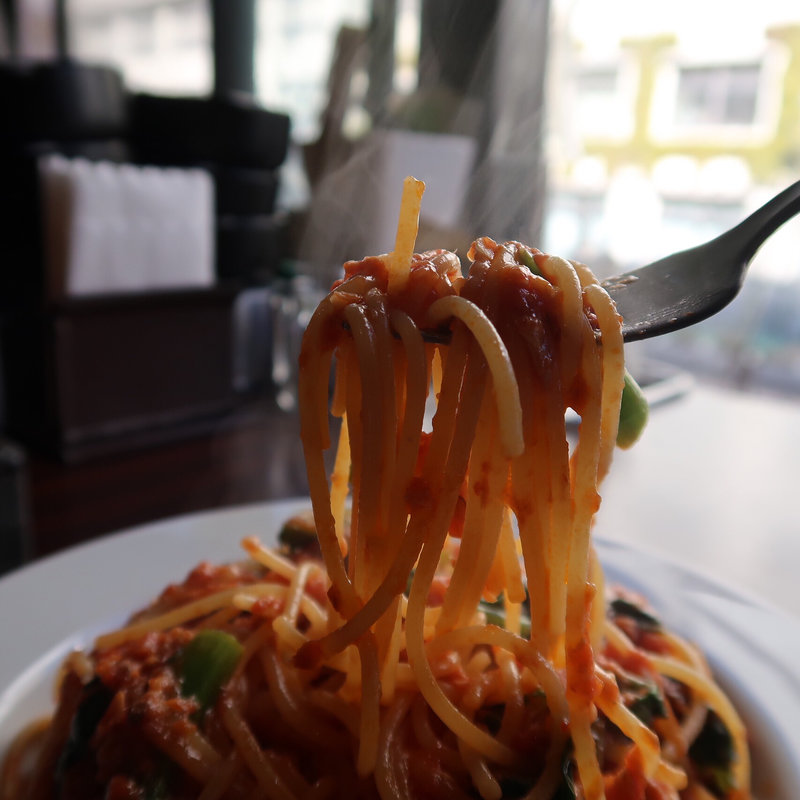 自家製ツナと菜の花、ハラペーニョのトマトソースパスタ(人形町バル 雄)