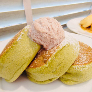 有機抹茶と小倉バターのパンケーキ黒蜜添え(幸せのパンケーキ京都店)