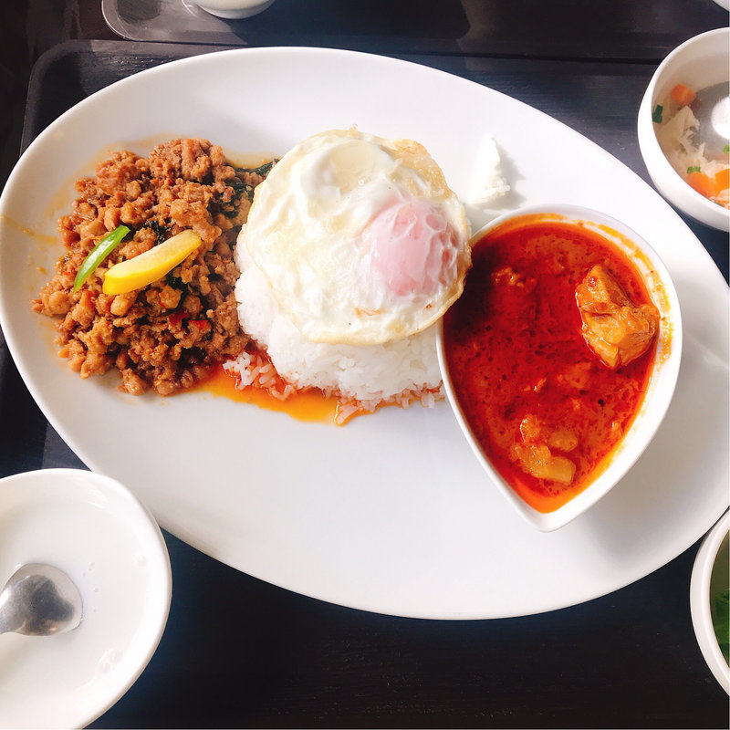 ガパオ&マッサンカレー(ポム タイ料理)