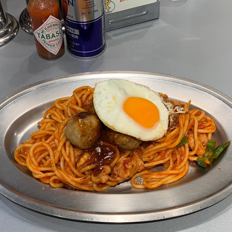 スパゲッチ 目玉焼き＆HACHIボールのせナポリタン (スパゲッチパーラー マルハチ)