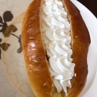 ホイップクリームパン(愛とパン )