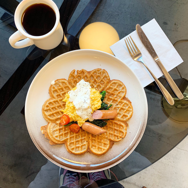 スクランブルエッグ、ソーセージ、ほうれん草のソテー(FUGLEN ASAKUSA)