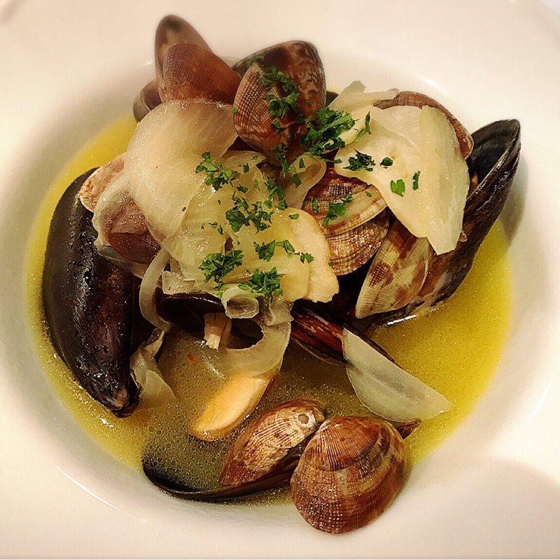 広島県産ムール貝とアサリの白ワイン蒸し(路地裏のタパス　イシオカ )