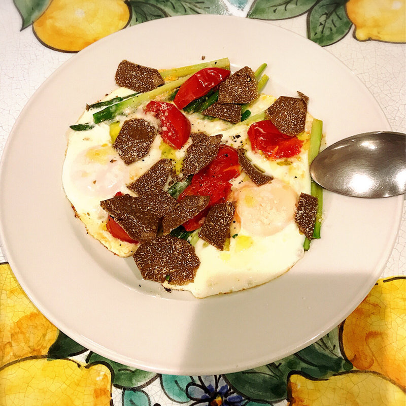 目玉焼き サマートリュフとアスパラ添え(ポリポ)