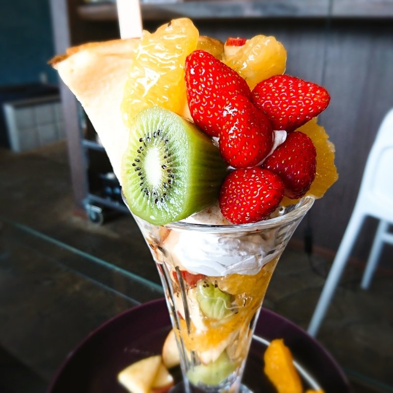 季節のフルーツがこぼれおちるパフェ(ムリーノ )