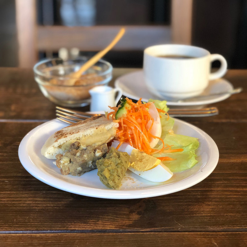 モーニング(自家製ピタパンのひよこ豆のサンド)、ブレンド(カフェ・ノワ)