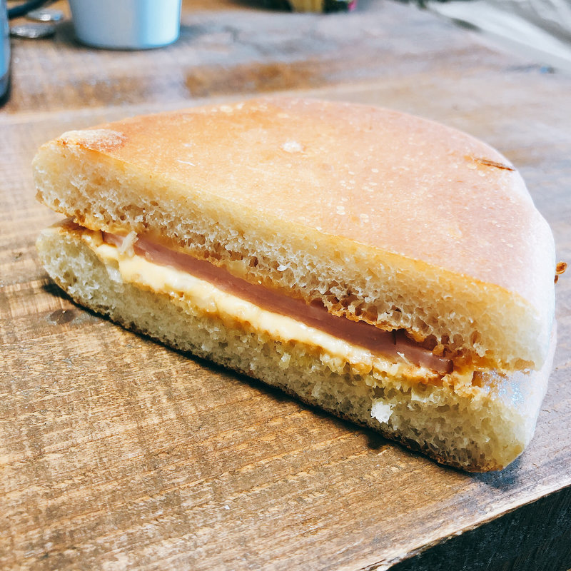 ハムと玉ねぎとレッドチーズのパニーニ(しげくに屋55ベーカリー 高円寺本店)