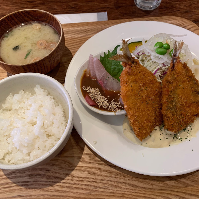 胡麻カンパチ&鯵フライ定食(いっかく食堂)