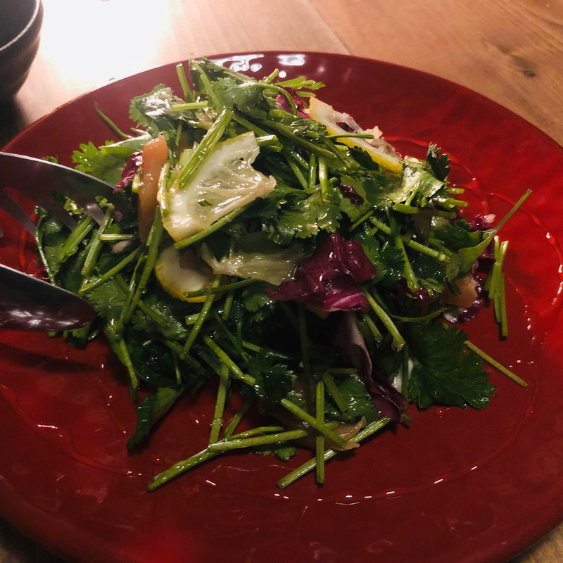 スモークサーモンとパクチーのサラダ(三軒茶屋 燻製201号室)