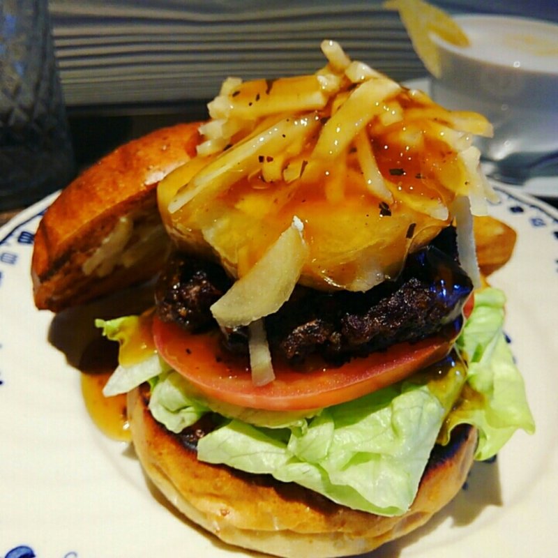揚げ出し豆腐のきざみジンジャーのせバーガー～コンソメあんをかけて(だるま珈琲)