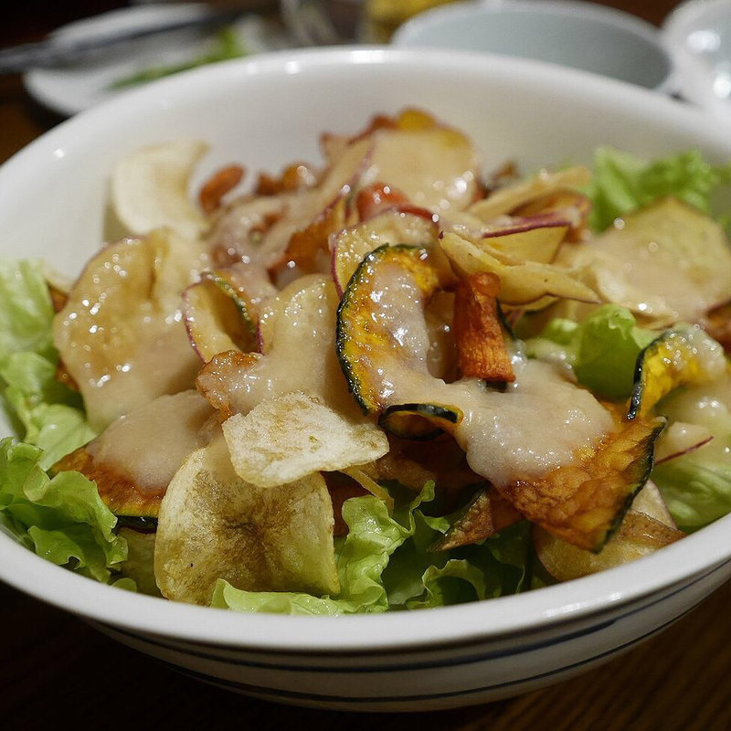 根菜チップスのサラダ（白味噌ドレッシング）(つけウドン専門ト酒ト料理 花雷 烏丸店)