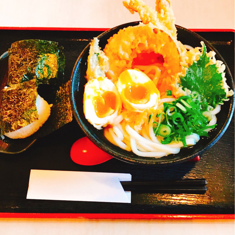 天ぷらうどん＋半熟玉子天＋塩むすび2個(美の庵 )