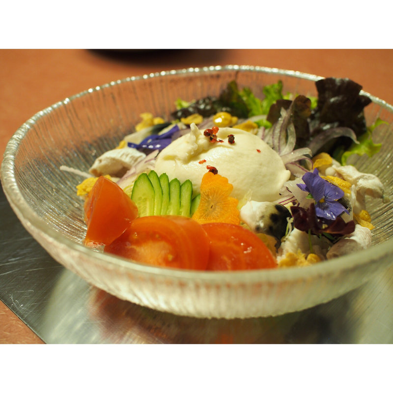 ふぐ 鮫皮、とうとうみ、身皮 ブッターラサラダ(ロッシーニ風ふぐ懐石)(泳ぎいか・ふぐ・いわし・大阪懐石料理・遊食遊膳 笹庵 （ささあん）)