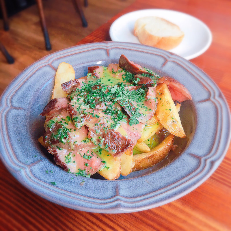 山盛りポテトとステーキ 香草バターソース(メゾンドムラ 中野)