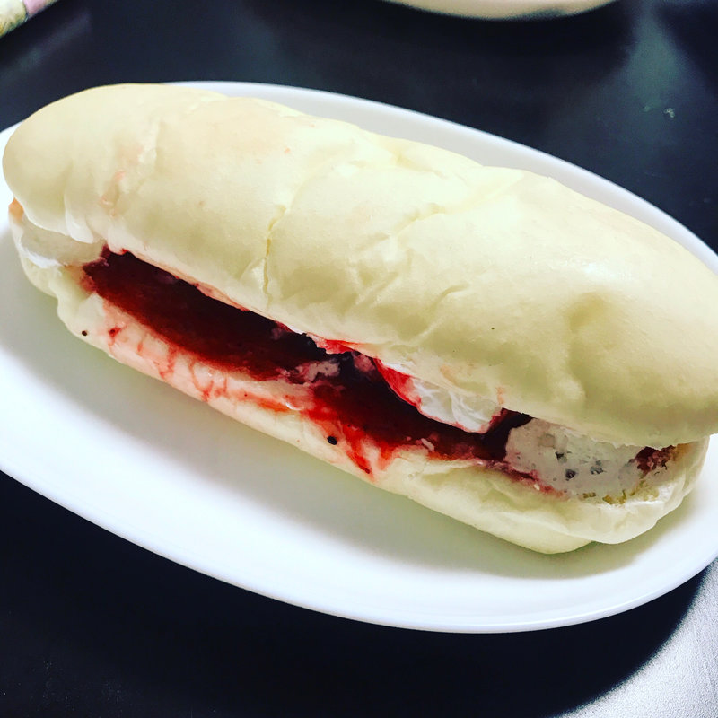 いちごホイップ(焼きたてコッペ製パン)