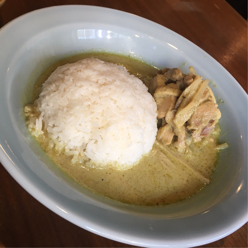 鶏肉のグリーンカレー(タイ料理 クンメー 新大久保本店)