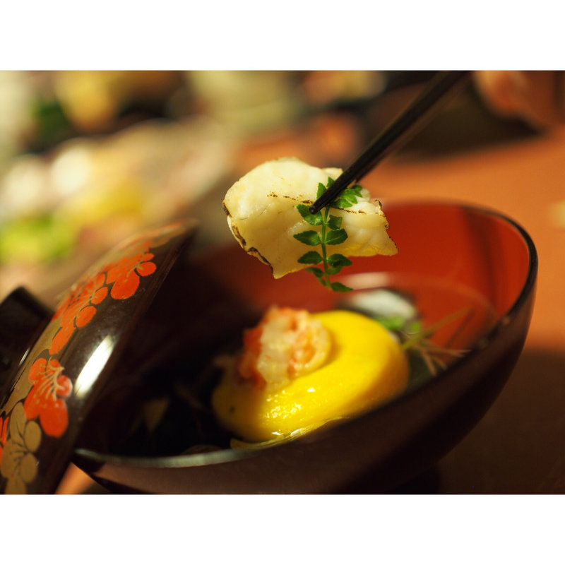 焼きふぐ吸い物 南瓜真丈を合わせて(ロッシーニ風ふぐ懐石、箸洗い)(泳ぎいか・ふぐ・いわし・大阪懐石料理・遊食遊膳 笹庵 （ささあん）)