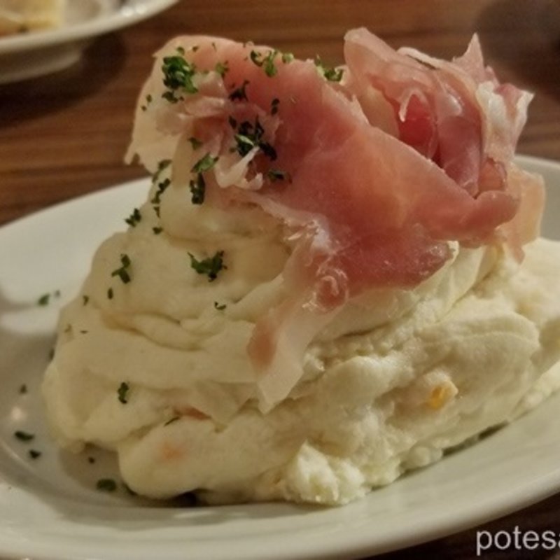 ちぎり生ハムのホワイトクリーミィぽてさら(炭リッチ 浜松町店)