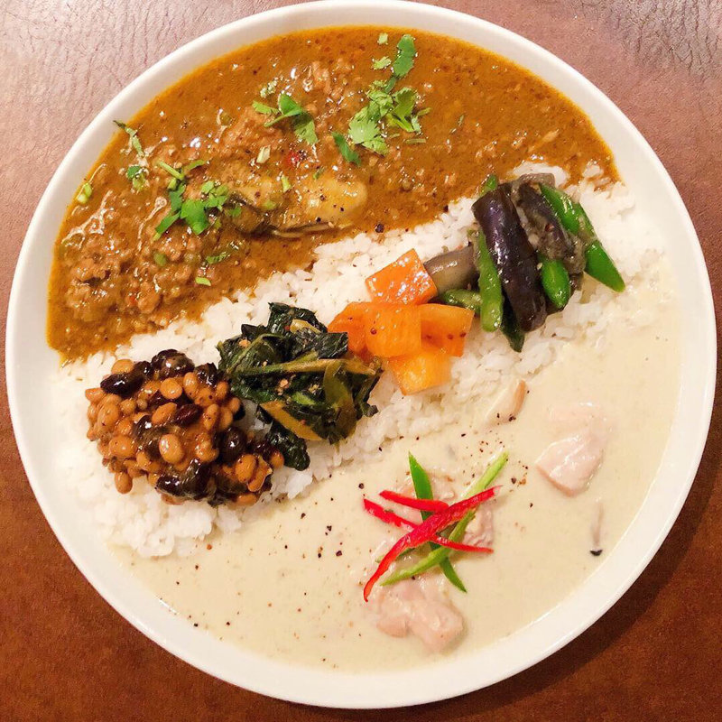 麻婆牡蠣とグリーンカレーのあいがけに納豆ビンダルー トッピング(グリーンカレー めぇ)