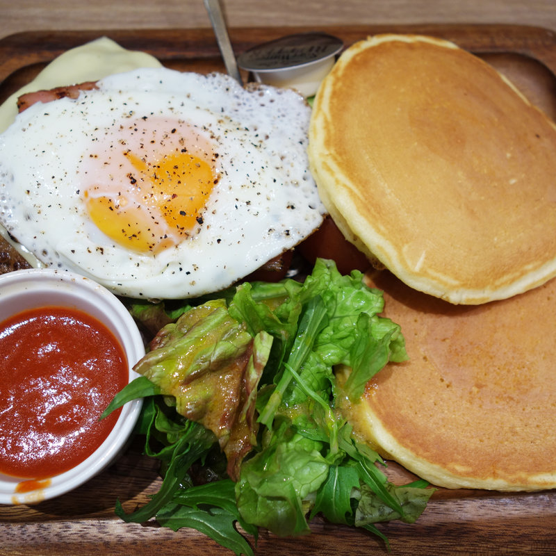 ベジ＆バーグ パンケーキプレートランチ(スープ付)(デンバープレミアム マークイズ福岡ももち店)