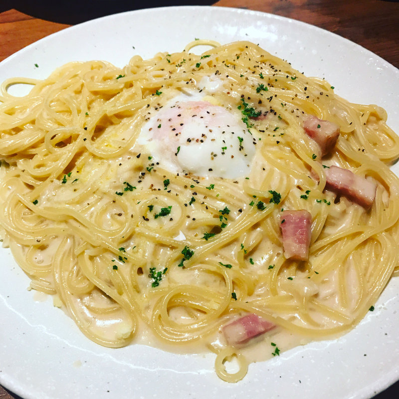とろーり半熟卵のカルボナーラ(イタリアンバルパステル 北千住店)