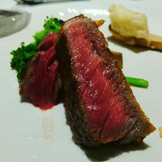 熊本産 黒毛和牛のサーロイン 炭塩と葉わさび、にんにくチップ、自家製の泡醤油添え(お年玉コース、メイン)(北新地 伊庵)